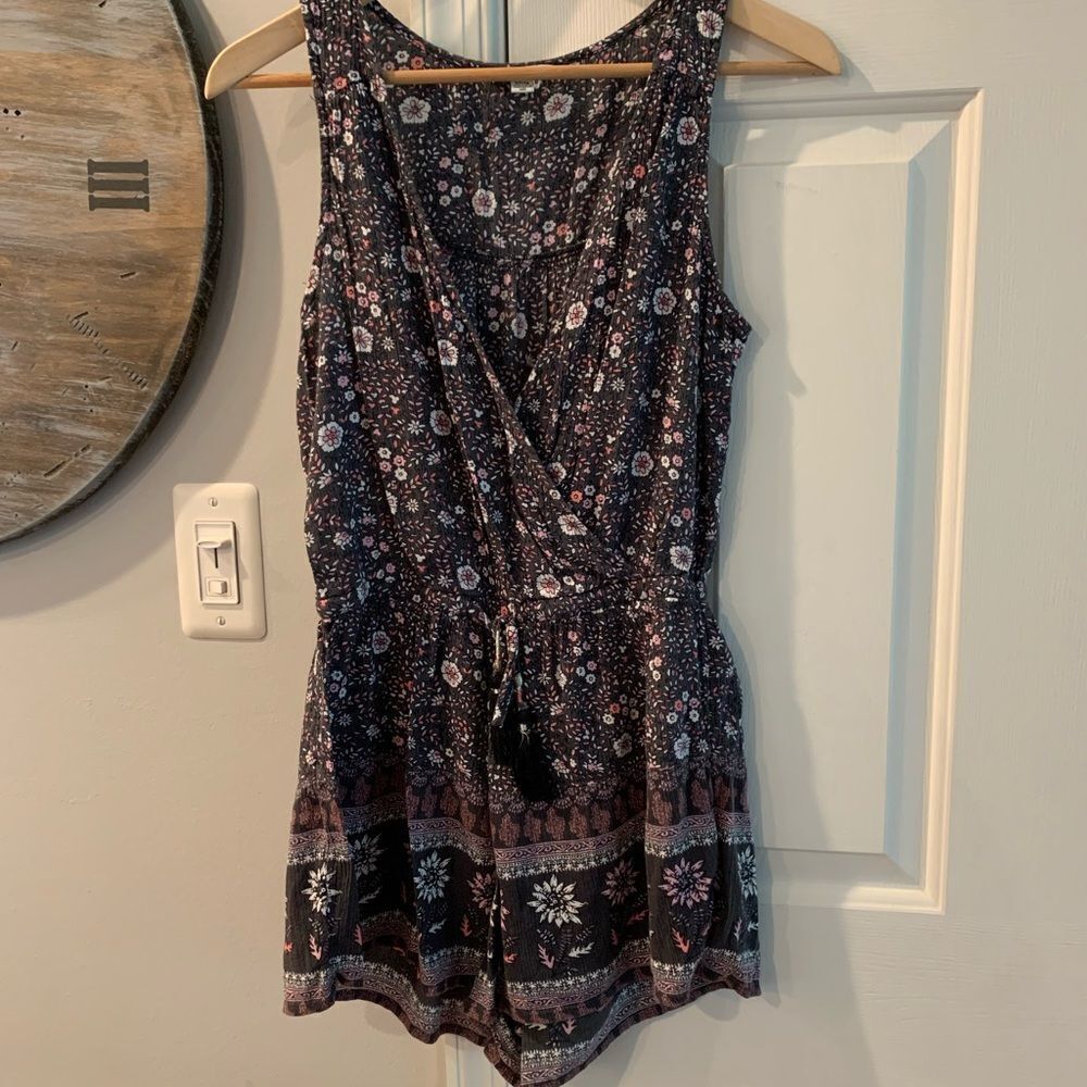 AEO Gray Floral Cotton Tassel Tie Romper sz S